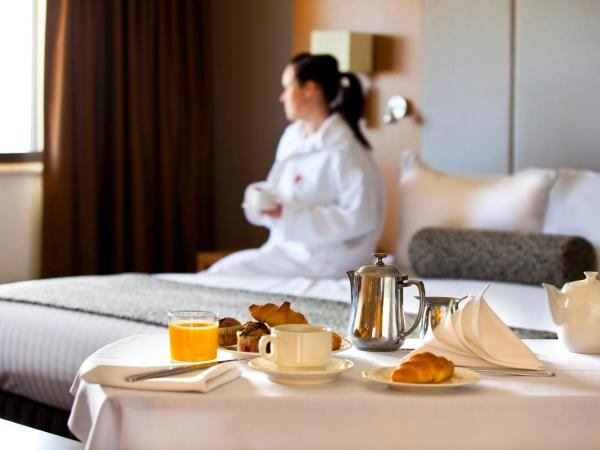 Stamford Plaza Adelaide : photo 4 de la chambre chambre lit king-size supérieure - vue sur ville