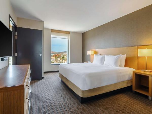 Hyatt Place Los Cabos : photo 4 de la chambre suite lit king-size avec canapé-lit et vue sur l'océan