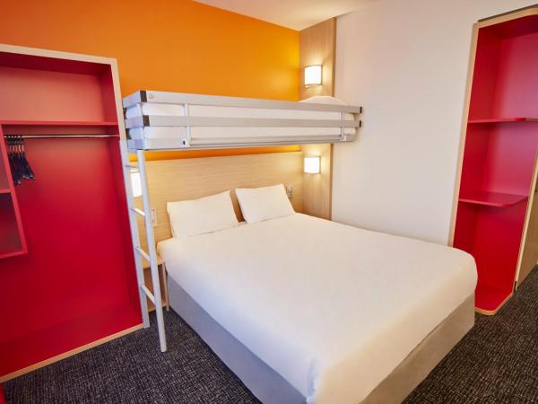 Premiere Classe Clermont Ferrand Centre : photo 4 de la chambre chambre triple standard (1 lit double et 1 lit simple)