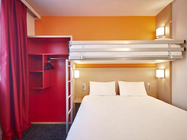 Premiere Classe Clermont Ferrand Centre : photo 1 de la chambre chambre triple standard (1 lit double et 1 lit simple)