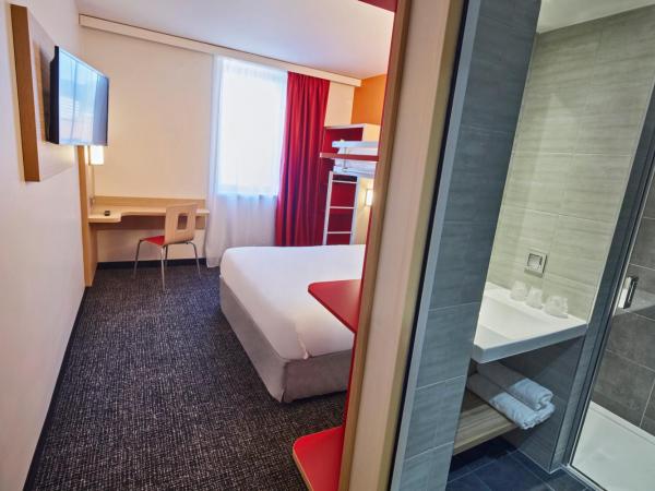 Premiere Classe Clermont Ferrand Centre : photo 3 de la chambre chambre triple standard (1 lit double et 1 lit simple)