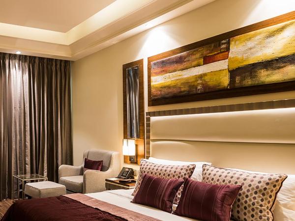Ramada Gurgaon Central : photo 3 de la chambre club queen room - non-smoking with happy hours (1+1;only applicable for imfl not all the brand at the bar),15% discount on f&b,inr 500 spa credit, early check-in for 03 hours and late checkout for 03 hours