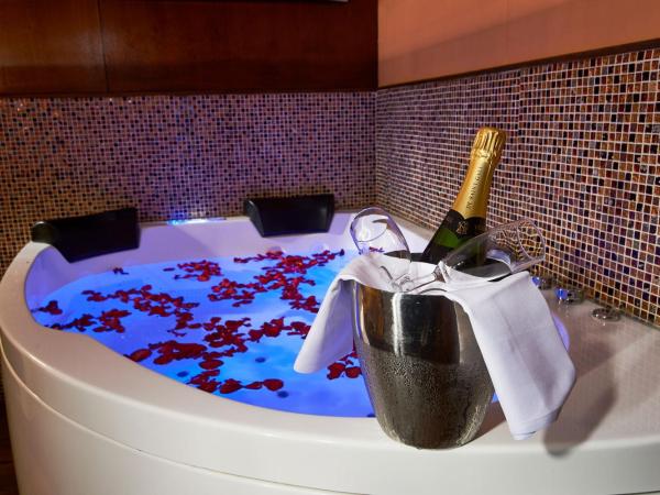 VIP Paris Yacht Htel & Spa : photo 1 de la chambre suite avec jacuzzi