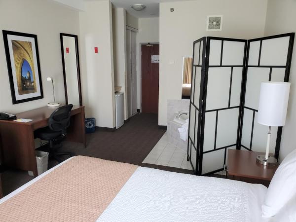 Days Inn by Wyndham Ottawa Airport : photo 2 de la chambre suite lit queen-size – non-fumeurs