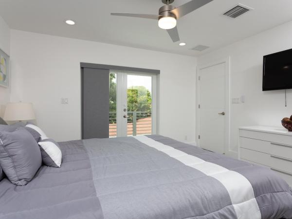 CASA HERMÈS Wilton Manor - Gay Guesthouse : photo 3 de la chambre chambre lit king-size - vue sur piscine