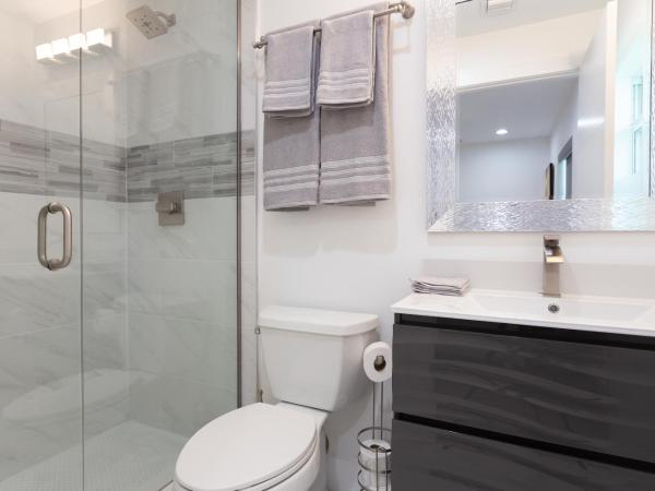 CASA HERMÈS Wilton Manor - Gay Guesthouse : photo 5 de la chambre chambre lit king-size - vue sur piscine