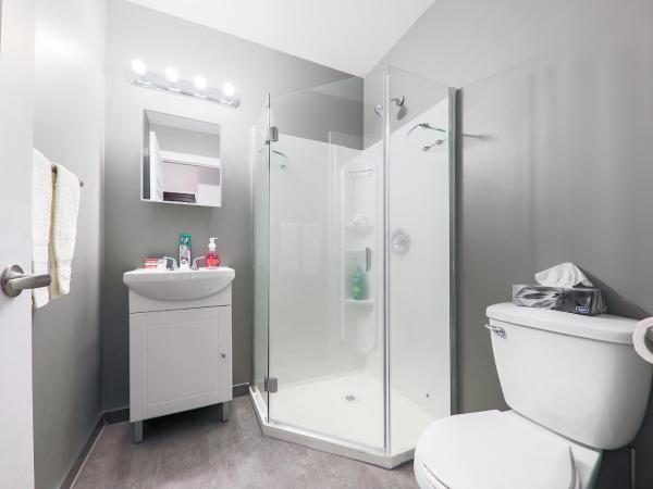 HoMa Homestay Hotel by Olympic Stadium Montreal Auberge-Hostel : photo 7 de la chambre chambre lit queen-size avec salle de bains privative