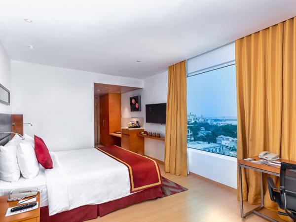 Mercure Hyderabad KCP Banjara Hills, An Accor Hotel : photo 1 de la chambre queen room with lake view 20% discount on food & soft beverages (except in room dining),20% discount on spa