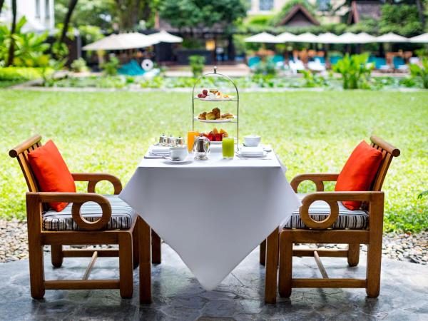 Anantara Siam Bangkok Hotel : photo 2 de la chambre suite jardin avec terrasse et petit-déjeuner