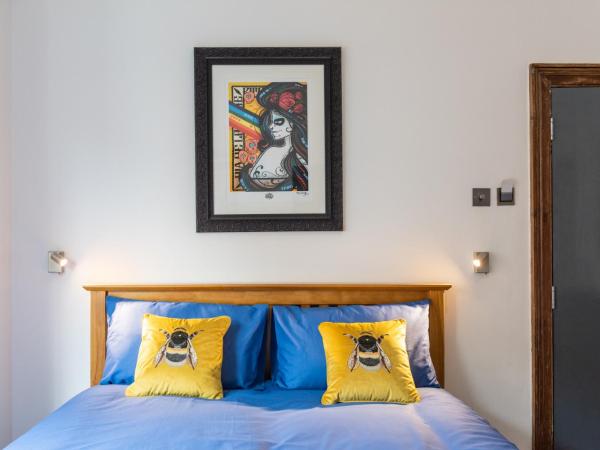 144 Lower Cheltenham Place : photo 1 de la chambre chambre double avec salle de bains commune