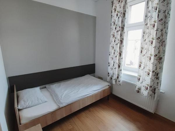 Hostel Katowice Centrum : photo 4 de la chambre chambre simple avec salle de bains commune