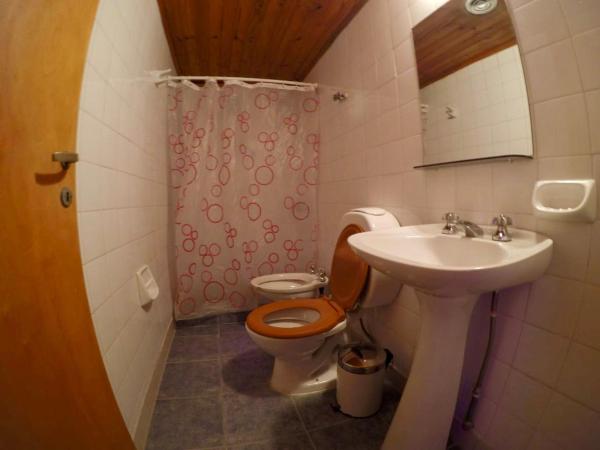 Hostel Elal : photo 5 de la chambre chambre familiale avec salle de bains privative