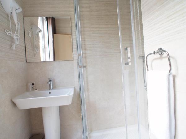 Hôtel De France : photo 2 de la chambre chambre double avec douche