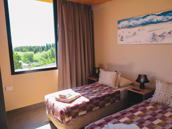 America Del Sur Calafate Hostel : photo 5 de la chambre chambre lits jumeaux - vue sur montagne