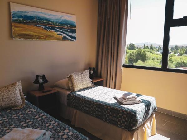 America Del Sur Calafate Hostel : photo 1 de la chambre chambre lits jumeaux - vue sur montagne