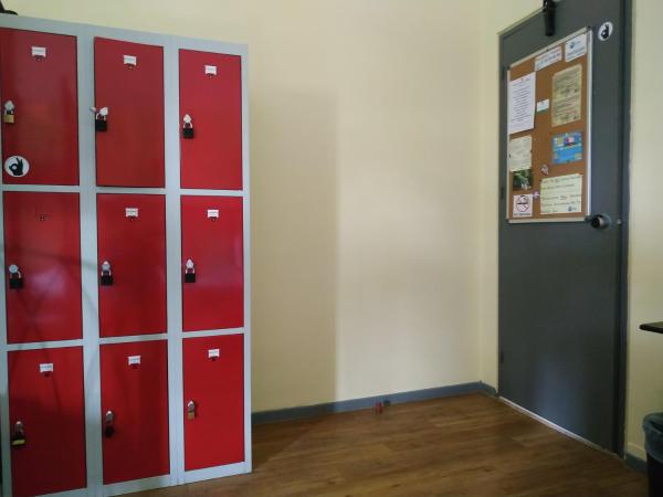 RentRooms Thessaloniki : photo 1 de la chambre lits superposés dans dortoir masculin