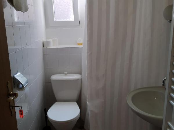 Orbis : photo 3 de la chambre chambre quadruple avec salle de bains privative séparée