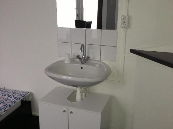 Budgethotel de Zwaan : photo 2 de la chambre chambre simple avec salle de bains commune