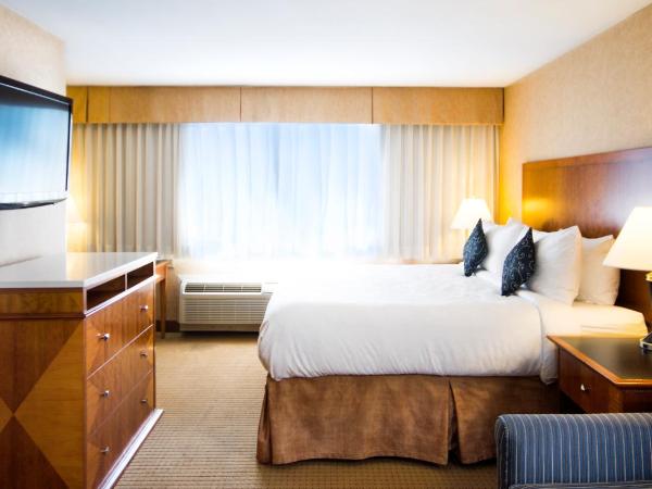 Best Western Plus Suites Downtown Calgary : photo 8 de la chambre chambre lit king-size avec canapé-lit