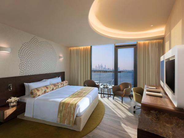 The Retreat Palm Dubai MGallery by Sofitel : photo 3 de la chambre chambre premium - vue sur mer palm jumeirah - accès au salon club - lit king-size ou 2 lits simples - accès à la plage privée
