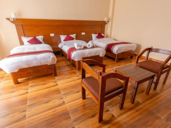 Hotel Snow Peak : photo 4 de la chambre chambre triple avec balcon