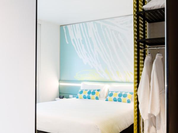 ibis Styles East Perth : photo 2 de la chambre chambre lit king-size supérieure - vue sur ville