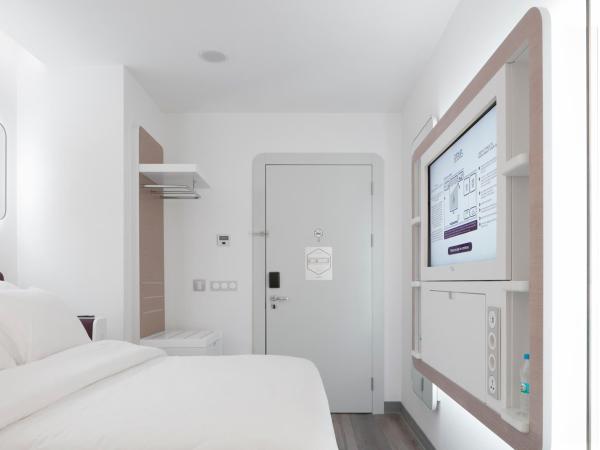 YOTEL Istanbul Airport, City Entrance : photo 2 de la chambre hébergement lit queen-size premium