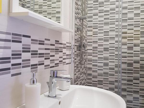 Tanzi Home : photo 4 de la chambre chambre double avec salle de bains privative