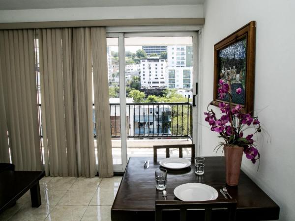 Booking Dioh : photo 8 de la chambre suite lit king-size avec balcon