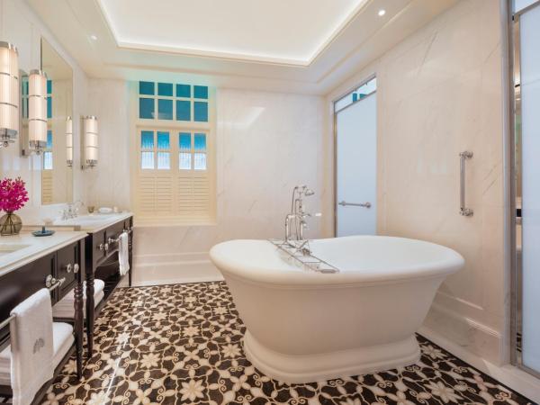 Raffles Singapore : photo 2 de la chambre suite lit king-size personnalité