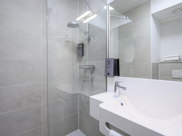 B&B HOTEL Brussels Centre Gare du Midi : photo 8 de la chambre chambre double