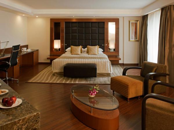 Radisson Blu Plaza Delhi Airport : photo 6 de la chambre junior suite with happy hours 03:00 pm to 08:00 pm 1+1 & airport transfers,early check in at 10 am (subject to availability), 20% discount on food & beverage