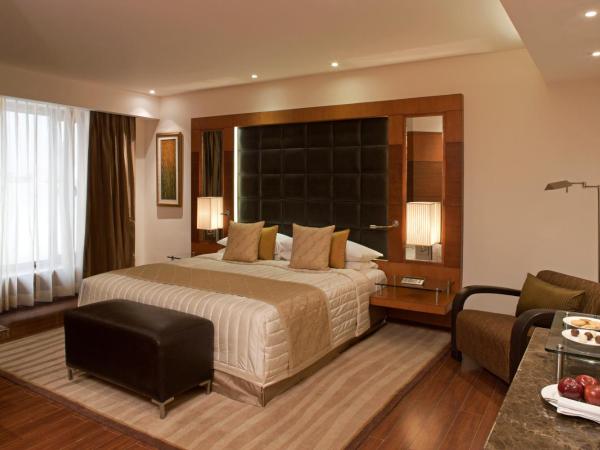 Radisson Blu Plaza Delhi Airport : photo 7 de la chambre deluxe suite with airport transfers, happy hours 03:00 pm to 08:00 pm 1+1, 20% discount on food & beverage and free pick up and drop to worldmark aerocity (subject to car availability)