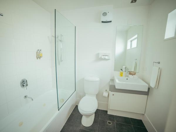 Airport Delta Motel : photo 3 de la chambre studio avec baignoire spa