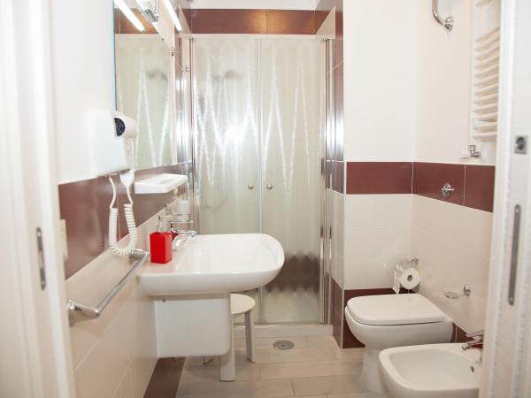 b&b Napoli Capitale : photo 7 de la chambre chambre double avec salle de bains privative