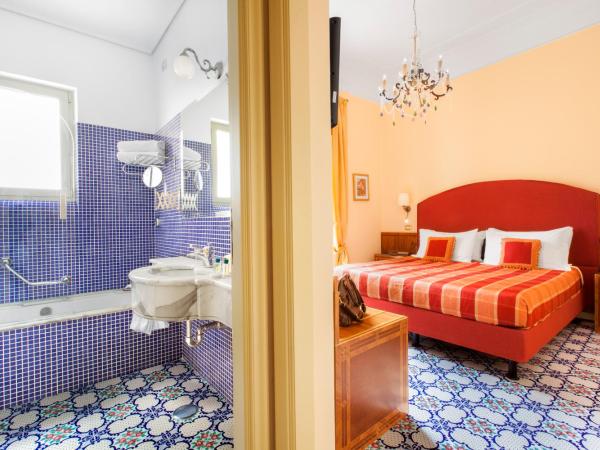 Hotel Antiche Mura : photo 5 de la chambre chambre double ou lits jumeaux classique - vue sur arrière du bâtiment