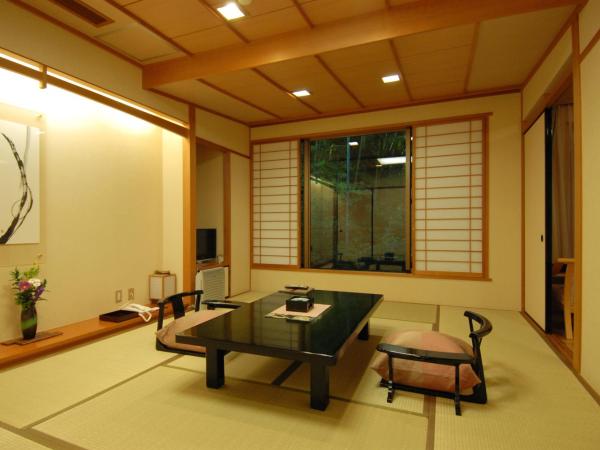 Arima Onsen Taketoritei Maruyama : photo 9 de la chambre chambre lits jumeaux supérieure avec coin tatami - non-fumeurs