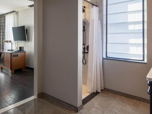 Holston House Nashville, in The Unbound Collection by Hyatt : photo 5 de la chambre queen room with two queen beds and transfer shower - disability access