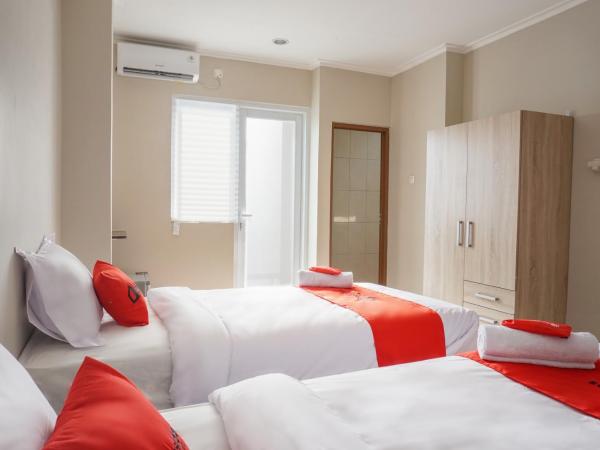 Residences by RedDoorz near MT Haryono - Minimum Stay 7 Days : photo 4 de la chambre chambre lits jumeaux
