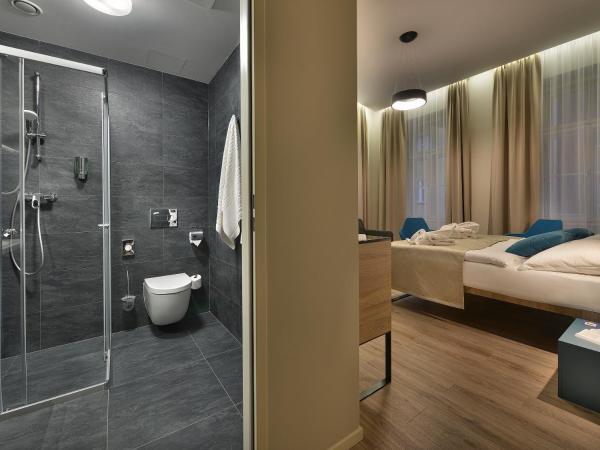EA Hotel New Town : photo 2 de la chambre chambre double ou lits jumeaux avec lit d'appoint