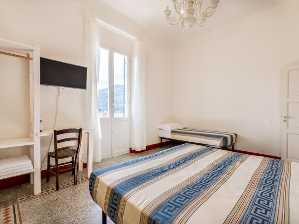 Lia Apartment : photo 2 de la chambre chambre triple avec salle de bains commune