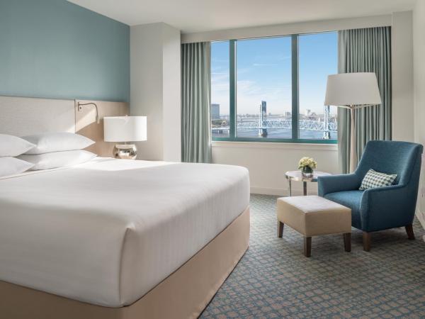 Hyatt Regency Jacksonville Riverfront : photo 2 de la chambre chambre lit king-size pour personnes à mobilité réduite avec douche accessible aux personnes à mobilité réduite
