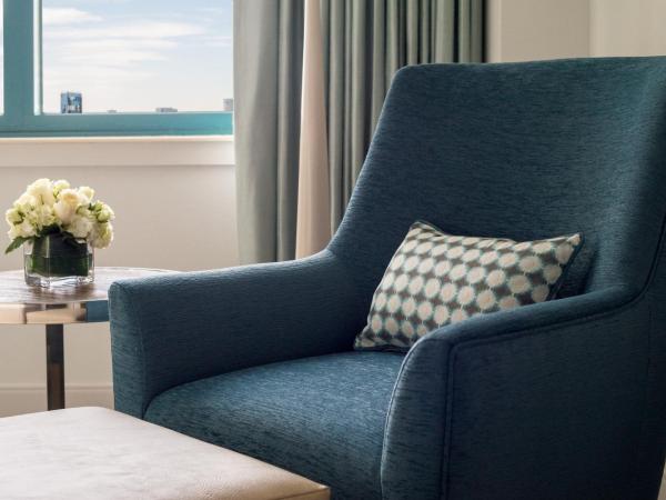 Hyatt Regency Jacksonville Riverfront : photo 5 de la chambre chambre lit king-size pour personnes à mobilité réduite avec douche accessible aux personnes à mobilité réduite