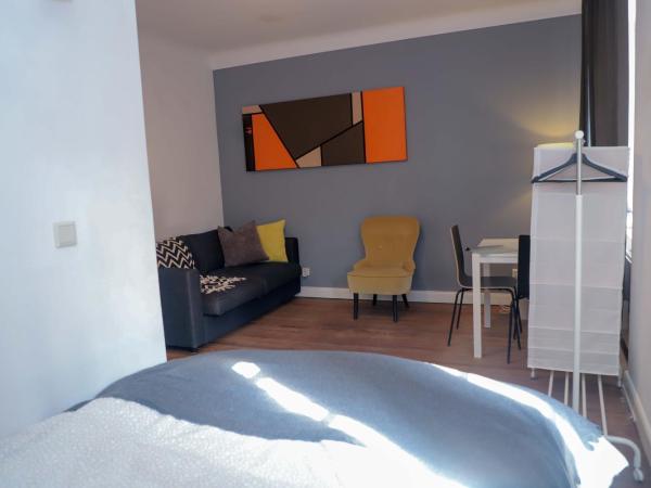 The red house : photo 3 de la chambre chambre quadruple avec salle de bains commune