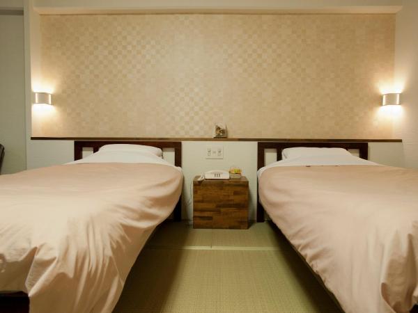 Maple Arima : photo 2 de la chambre chambre lits jumeaux avec salle de bains commune