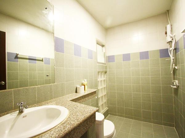 398 HOSTEL : photo 3 de la chambre chambre double deluxe avec lit d'appoint