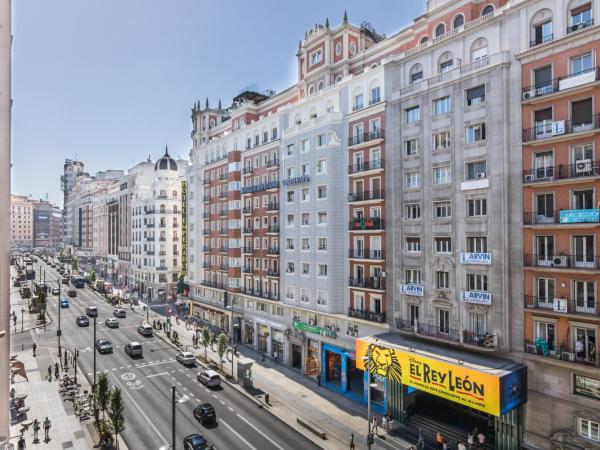 Hostal Santillan : photo 3 de la chambre chambre double supérieure - vue sur la gran via