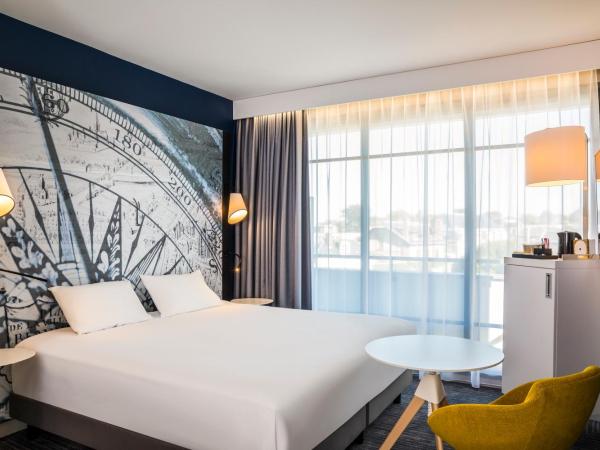 Mercure Beauvais Centre Cathédrale : photo 1 de la chambre chambre familiale classique avec lit double 160 x 200 et canapé-lit pour 2 enfants