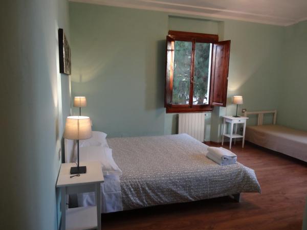 Bed & Breakfast La Tavernetta : photo 2 de la chambre chambre triple avec salle de bains privative