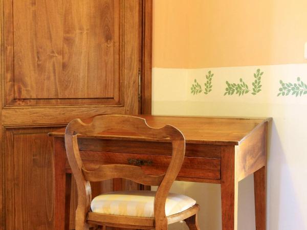 MAS DES FIGUES - Mas XVIII siècle - Piscine - très calme - Alpilles Saint Rémy de Provence - brunch méditerranéen salé sucré cuisine faite maison - ferme auberge agritourisme - Biologique FRBio potager bio huile d'olive bio jardin roseraie Biodiversité - : photo 3 de la chambre suite - vue sur piscine